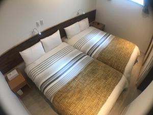 備瀬にあるNiruyakanaya BISE - Vacation STAY 58692vの枕2つが備わるドミトリールームのベッド1台分です。