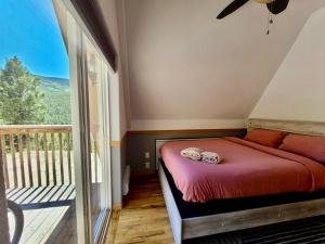 Afbeelding uit fotogalerij van Salty Hot Tub At The Rabbit Hole A Frame In The Woods in Conifer