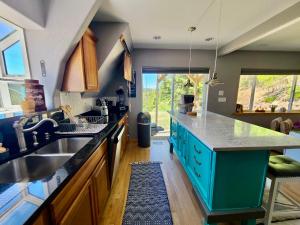 Afbeelding uit fotogalerij van Salty Hot Tub At The Rabbit Hole A Frame In The Woods in Conifer