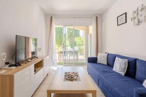 Μια τηλεόραση ή/και κέντρο ψυχαγωγίας στο Großes Apartment in idyllischer Anlage, strandnah in Mandria, Paphos