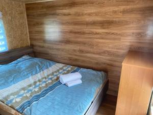 Ένα ή περισσότερα κρεβάτια σε δωμάτιο στο Przyczepa holenderska domek III