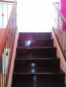 una escalera con escaleras negras en un edificio en Pacific Villa Home, en Lapu Lapu City
