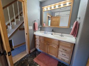 Afbeelding uit fotogalerij van Salty Hot Tub At The Rabbit Hole A Frame In The Woods in Conifer +52 foto's