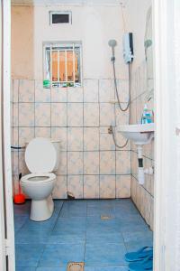 une salle de bain avec toilettes et lavabo dans l'établissement Eco Cottage BnB, à Ruhengeri