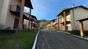 a cobblestone street in front of a building at Chalé Benfica - Condominio Chales do Parque in Itatiaia