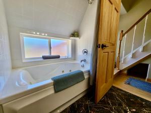 Afbeelding uit fotogalerij van Salty Hot Tub At The Rabbit Hole A Frame In The Woods in Conifer