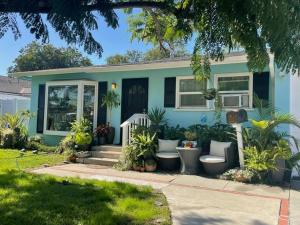 una casa azul con plantas delante en GSH202-Green Sweet Home-Disneyland and Little Saigon, en Westminster