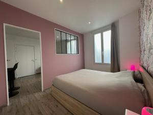 a bedroom with a bed and a window and a desk at Appartement Centre-ville 200m gare Vernon - proche Giverny in Vernon