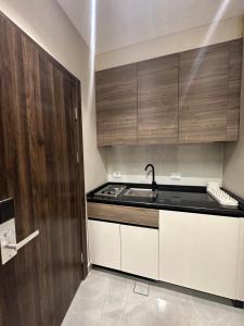 Η κουζίνα ή μικρή κουζίνα στο Chic Apartments For Rent ave2-7