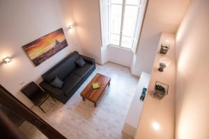 une vue aérienne d'un salon avec un canapé et une table dans l'établissement Inner House, à Rome
