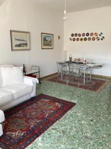 A seating area at Attico San Francesco