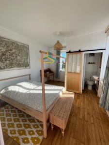 1 dormitorio con litera y baño en Belle vue sur la mer, en Veules-les-Roses