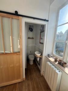 Un baño con inodoro y ventana. en Belle vue sur la mer, en Veules-les-Roses 15 fotos más