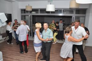 un grupo de personas bailando en una habitación en Kielczanka, en Kołobrzeg