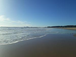 - une vue sur la plage et l'océan dans l'établissement Chalet Labuada a 3 cuadras del mar, à La Aguada