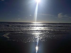 une plage au soleil brillant sur l'eau dans l'établissement Chalet Labuada a 3 cuadras del mar, à La Aguada