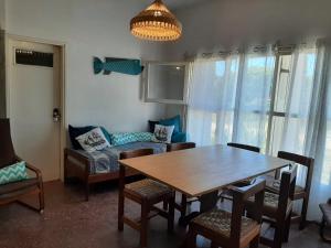 une salle à manger avec une table et des chaises en bois dans l'établissement Chalet Labuada a 3 cuadras del mar, à La Aguada 43 autres photos