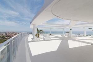 einen weißen Balkon mit Meerblick in der Unterkunft Gran Canet Vlado in Canet d'en Berenguer