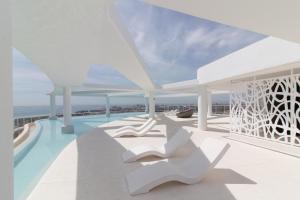 einen Balkon auf einem Gebäude in der Unterkunft Gran Canet Vlado in Canet d'en Berenguer + 36 Fotos