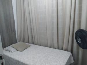 Ένα ή περισσότερα κρεβάτια σε δωμάτιο στο Quarto para 1 pessoa com ventilador