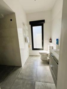 ein Badezimmer mit Toilette und Fenster in der Unterkunft villa Konny studio 1er étage in Le Tréport + 4 Fotos