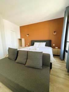 ein Schlafzimmer mit einem Bett und einer Couch in der Unterkunft villa Konny studio 1er étage in Le Tréport