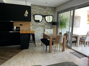 Kuchyňa alebo kuchynka v ubytovaní 4P, Piscine, Tennis, Wifi, Proche Centre et Plages