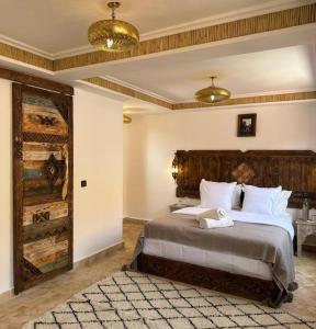 a bedroom with a large bed in a room at Dar Rihana Dadès in Aït Idaïr