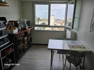 Η κουζίνα ή μικρή κουζίνα στο Chambre dans mon appartement, salle de bain, WC, cuisine, sont à partager avec 3 personnes
