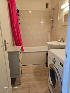 Φωτογραφία από το άλμπουμ του Chambre dans mon appartement, salle de bain, WC, cuisine, sont à partager avec 3 personnes στην Τουρ