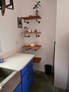 Una cocina o cocineta en Sistren's Studio