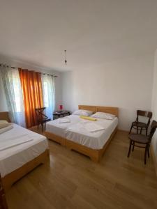 Postel nebo postele na pokoji v ubytování Rupa Guest House Camping Shkoder