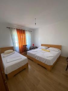 Postel nebo postele na pokoji v ubytování Rupa Guest House Camping Shkoder
