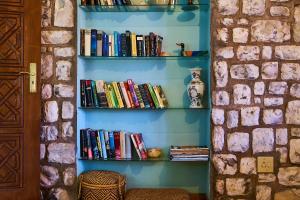 a book shelf filled with books next to a wall at Corona Guest Farm in Corona