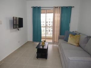 a living room with a couch and a table at Apartamento Acogedor en Santo Domingo Este Ciudad Juan Bosh in La Javilla
