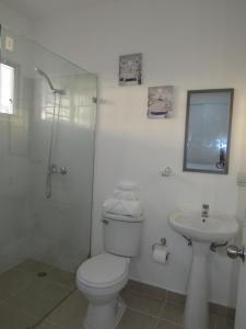 a white bathroom with a toilet and a sink at Apartamento Acogedor en Santo Domingo Este Ciudad Juan Bosh in La Javilla +23 photos