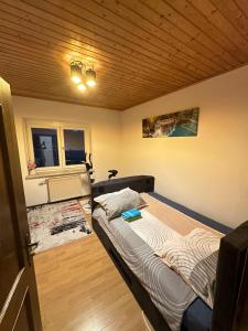 a small bedroom with a bed in a room at La Casita in Weinzettel