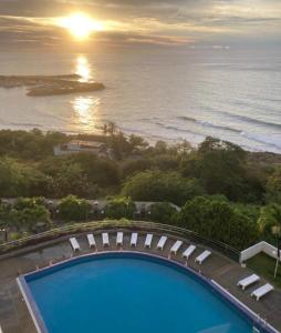 Catia La MarにあるApartamento Playa Aeropuertoの海が見えるプール