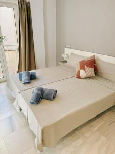 twee bedden in een kamer met handdoeken erop bij Apartamento Viktory New York in Valladolid