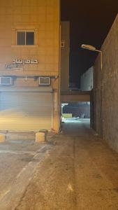 un garage vide avec une porte de garage ouverte dans l'établissement شقة فاخرة مدخل ذاتي, à Buraydah
