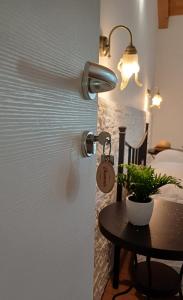 a door with a price tag on it next to a table at B&B Al sogno di Laura in Treviso +34 photos