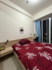 Postel nebo postele na pokoji v ubytování Collins Boulevard Serpong by SahabatMenginap