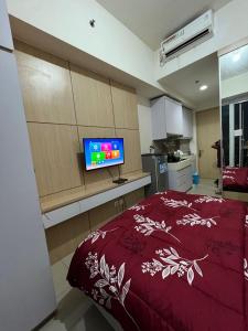 TV a/nebo společenská místnost v ubytování Collins Boulevard Serpong by SahabatMenginap