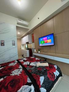 Postel nebo postele na pokoji v ubytování Collins Boulevard Serpong by SahabatMenginap
