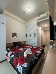 Postel nebo postele na pokoji v ubytování Collins Boulevard Serpong by SahabatMenginap