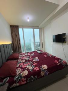 Postel nebo postele na pokoji v ubytování Collins Boulevard Serpong by SahabatMenginap