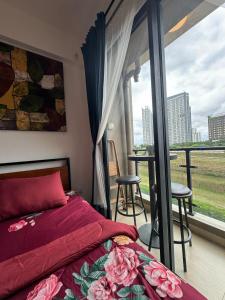 Postel nebo postele na pokoji v ubytování Collins Boulevard Serpong by SahabatMenginap