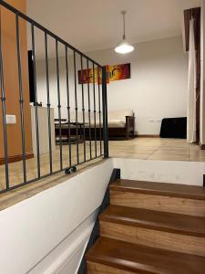 Zimmer mit einer Treppe und einem Bett im Hintergrund in der Unterkunft Ayala Planta Alta in Santa Rosa