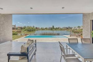 Πισίνα στο ή κοντά στο Impresionante casa en la laguna