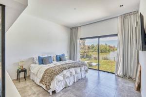 Ένα ή περισσότερα κρεβάτια σε δωμάτιο στο Impresionante casa en la laguna +38 φωτογραφίες